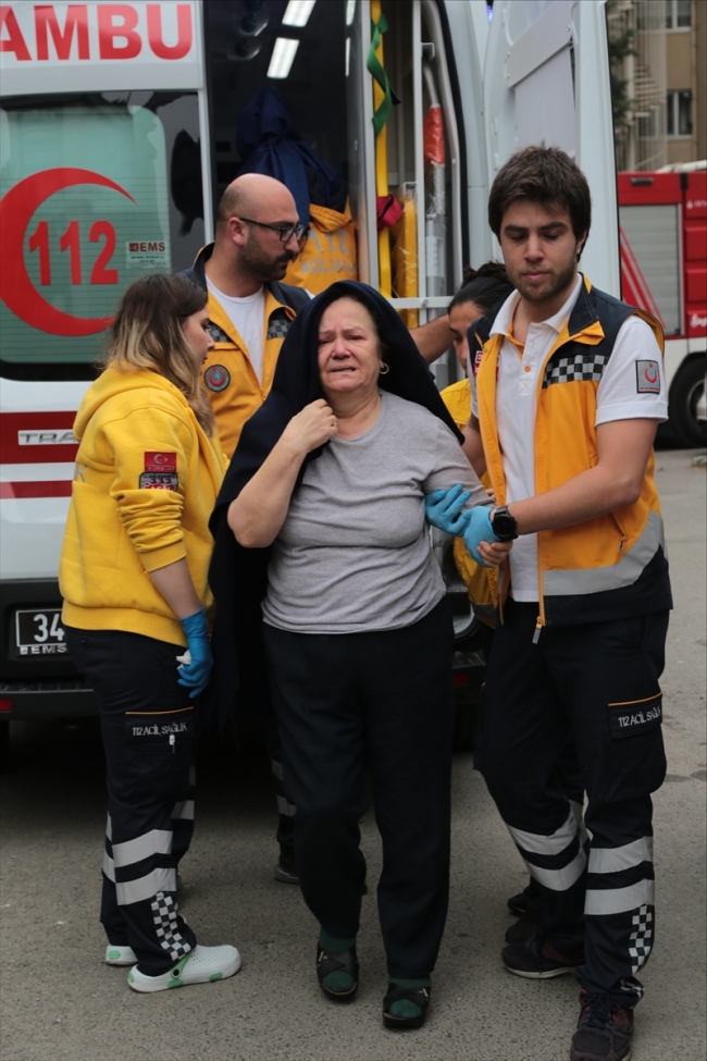 Kadıköy'de 11 katlı binada yangın