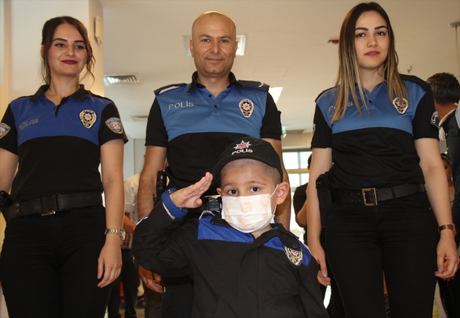 Lösemi hastası 6 yaşındaki Ayaz, ilik tedavisine polis eşliğinde gitti