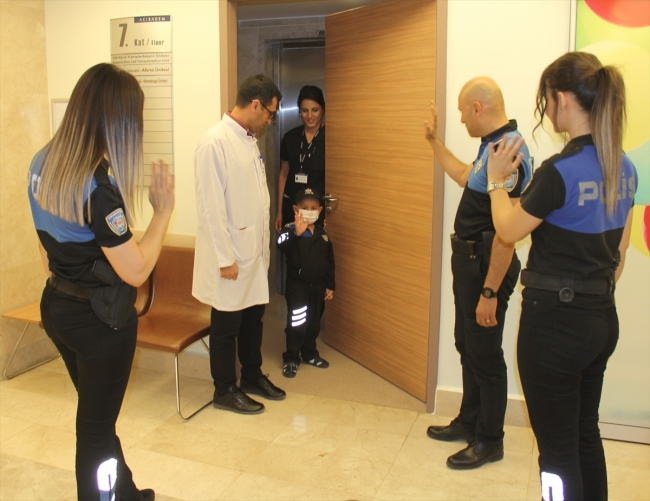 Lösemi hastası 6 yaşındaki Ayaz, ilik tedavisine polis eşliğinde gitti