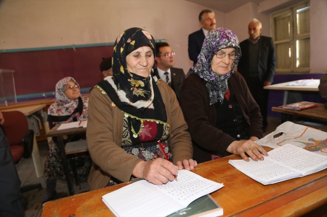 Yaş ortalaması 77 olan sınıfta okuma yazma öğrenme azmi