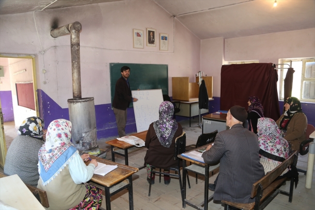 Yaş ortalaması 77 olan sınıfta okuma yazma öğrenme azmi