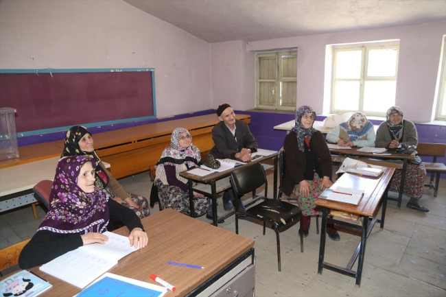 Yaş ortalaması 77 olan sınıfta okuma yazma öğrenme azmi