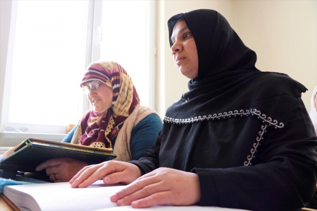 Görme engelli Güler Kızıl, görenlere Kur'an-ı Kerim öğretiyor