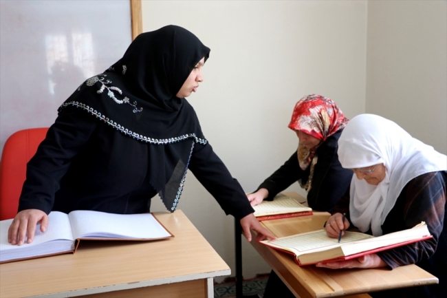 Görme engelli Güler Kızıl, görenlere Kur'an-ı Kerim öğretiyor