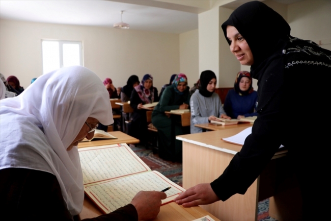 Görme engelli Güler Kızıl, görenlere Kur'an-ı Kerim öğretiyor