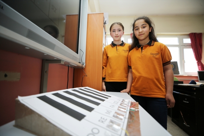 Köy okulunda iki öğrenci, hayallerindeki piyanoyu mukavvaya kodladı