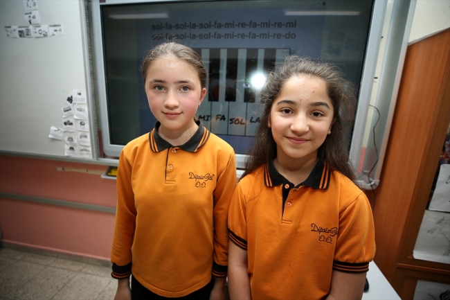 Köy okulunda iki öğrenci, hayallerindeki piyanoyu mukavvaya kodladı