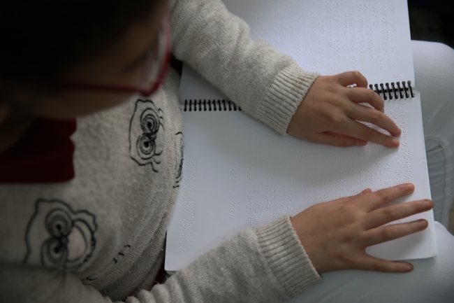 Otizmli oğlunu, görme engelli kızına emanet edecek