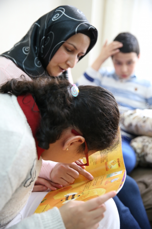 Otizmli oğlunu, görme engelli kızına emanet edecek