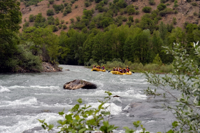 Raftingciler Munzur Çayı'nda yılın ilk küreğini çekti