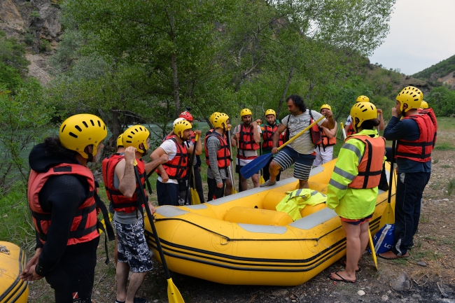 Raftingciler Munzur Çayı'nda yılın ilk küreğini çekti
