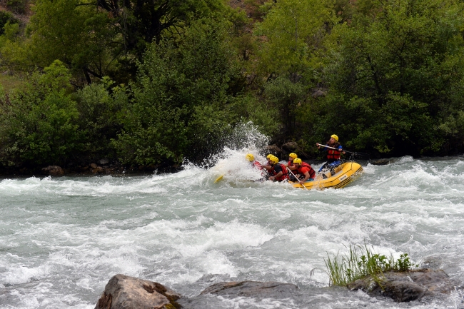 Raftingciler Munzur Çayı'nda yılın ilk küreğini çekti