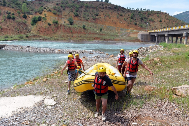 Raftingciler Munzur Çayı'nda yılın ilk küreğini çekti