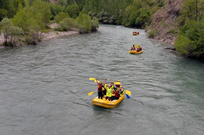 Raftingciler Munzur Çayı'nda yılın ilk küreğini çekti