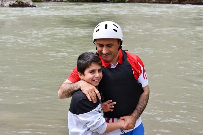 Raftingciler Munzur Çayı'nda yılın ilk küreğini çekti