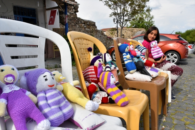Yaşıtları gibi bebekle oynamıyor, kendi amigurumi bebeklerini yapıyor
