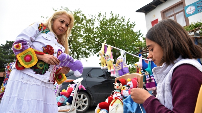 Yaşıtları gibi bebekle oynamıyor, kendi amigurumi bebeklerini yapıyor