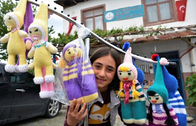 Yaşıtları gibi bebekle oynamıyor, kendi amigurumi bebeklerini yapıyor