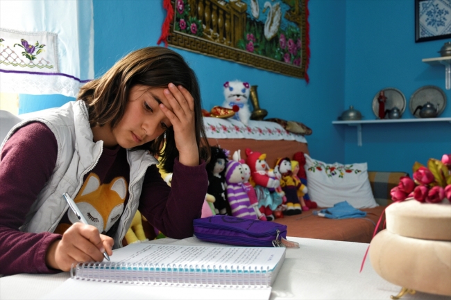 Yaşıtları gibi bebekle oynamıyor, kendi amigurumi bebeklerini yapıyor