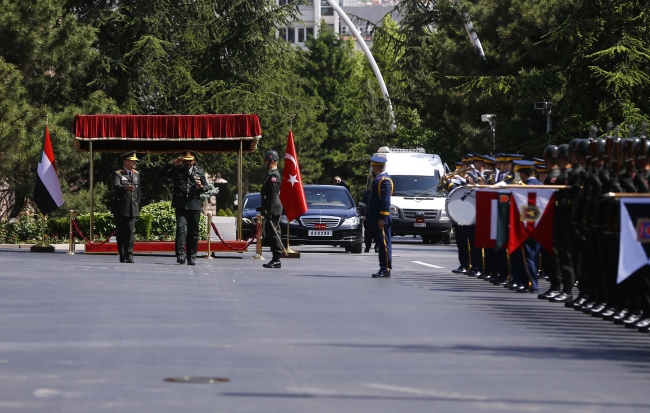 Genelkurmay Başkanı Akar, Sudanlı mevkidaşı Bashir ile görüştü