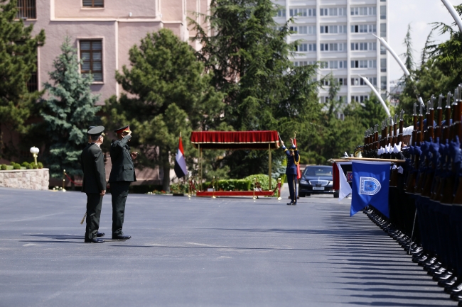 Genelkurmay Başkanı Akar, Sudanlı mevkidaşı Bashir ile görüştü