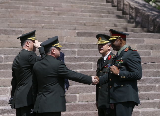 Genelkurmay Başkanı Akar, Sudanlı mevkidaşı Bashir ile görüştü
