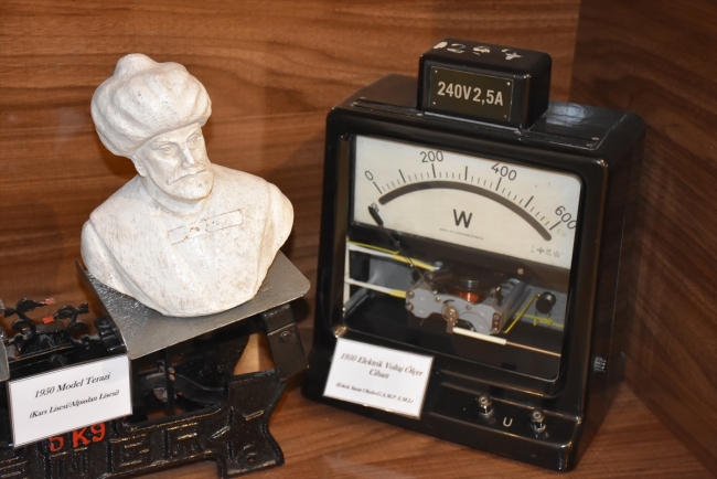 Kars Eğitim Tarihi Müzesi ziyaretçilerini geçmişte yolculuğa çıkarıyor