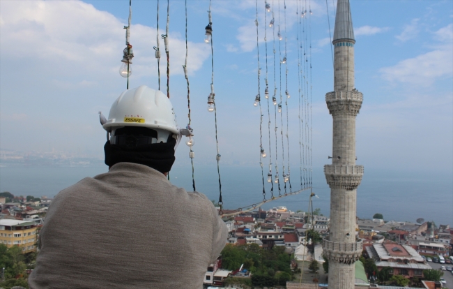 İstanbul camilerinin gerdanlığı mahyalar asıldı
