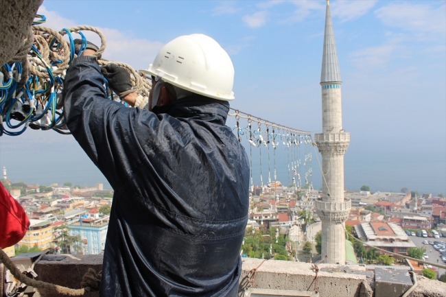 İstanbul camilerinin gerdanlığı mahyalar asıldı