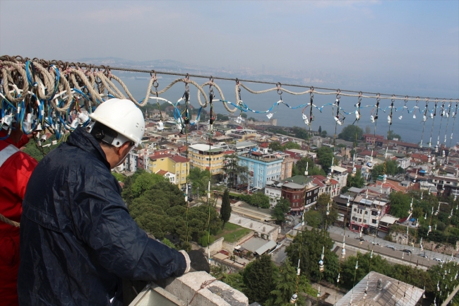 İstanbul camilerinin gerdanlığı mahyalar asıldı