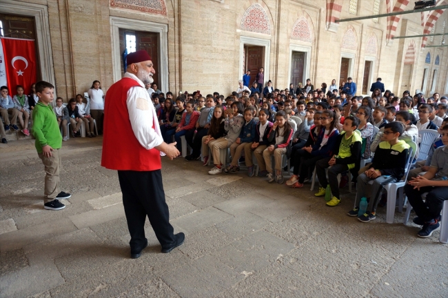 Selimiye Camii avlusunda 'Masalcı Vakıf Dede' oyunu sahnelendi