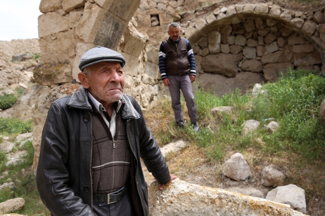 Issız köyün gönüllü bekçileri