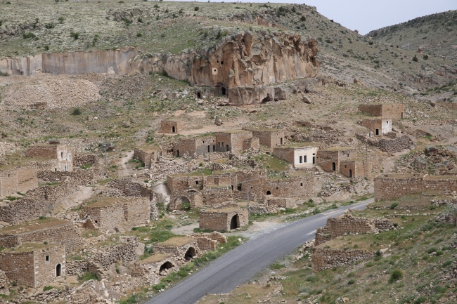 Issız köyün gönüllü bekçileri