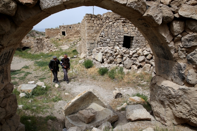 Issız köyün gönüllü bekçileri