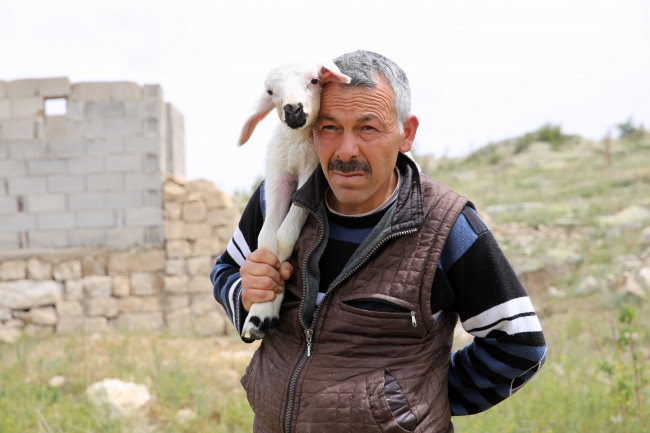 Issız köyün gönüllü bekçileri