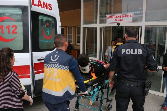 Bakan Ahmet Demircan, kazada yaralananların yardımına koştu