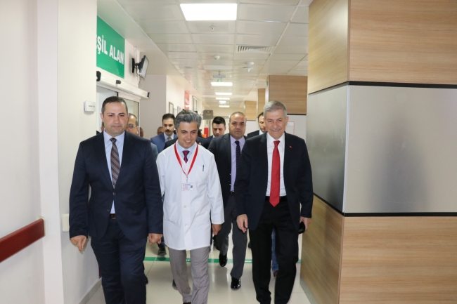 Bakan Ahmet Demircan, kazada yaralananların yardımına koştu