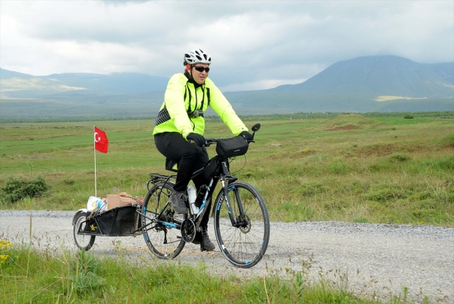 Hakan Yücel, köydeki çocuklar kitap okusun diye pedal çeviriyor