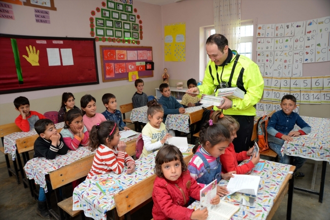 Hakan Yücel, köydeki çocuklar kitap okusun diye pedal çeviriyor