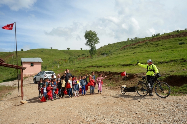Hakan Yücel, köydeki çocuklar kitap okusun diye pedal çeviriyor