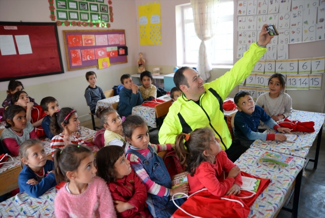 Hakan Yücel, köydeki çocuklar kitap okusun diye pedal çeviriyor