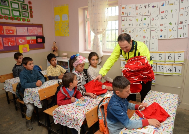 Hakan Yücel, köydeki çocuklar kitap okusun diye pedal çeviriyor
