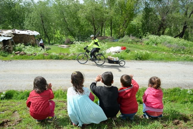 Hakan Yücel, köydeki çocuklar kitap okusun diye pedal çeviriyor