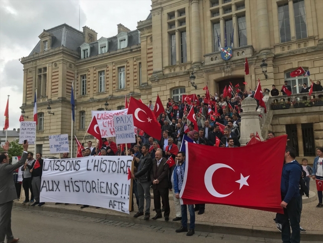 Fransa'daki Türklerden sözde soykırım anıtının açılışına tepki