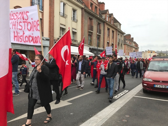 Fransa'daki Türklerden sözde soykırım anıtının açılışına tepki