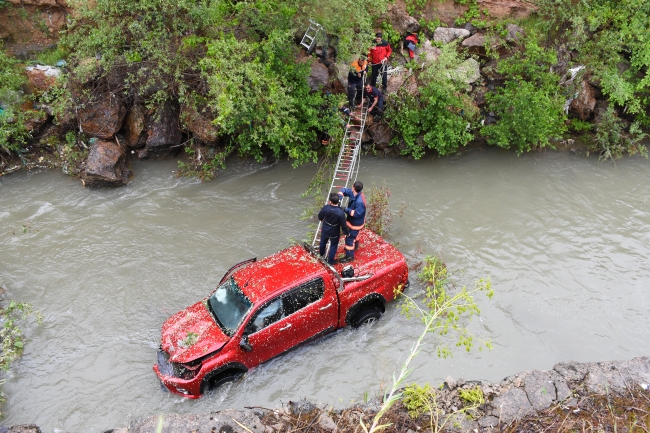 Kamyonet Harşit Çayı'na düştü: 2 yaralı