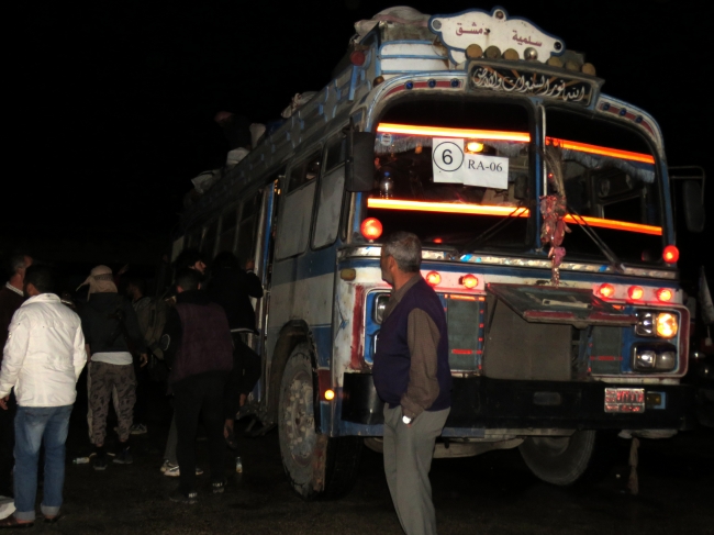 Suriye'de rejim ablukasından zorunlu tahliyeler sürüyor