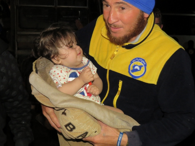 Suriye'de rejim ablukasından zorunlu tahliyeler sürüyor