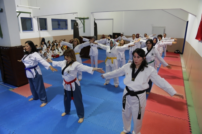 Ev hanımları tekvando öğreniyor