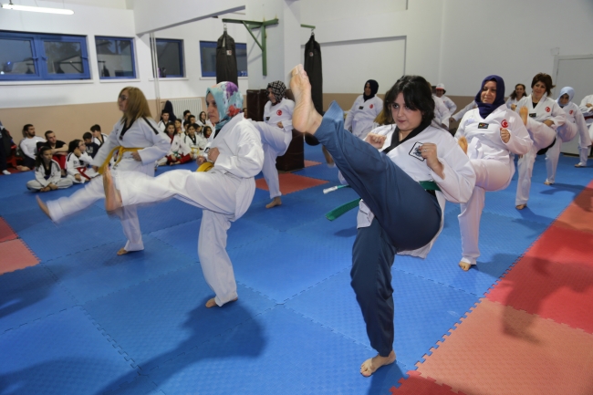 Ev hanımları tekvando öğreniyor